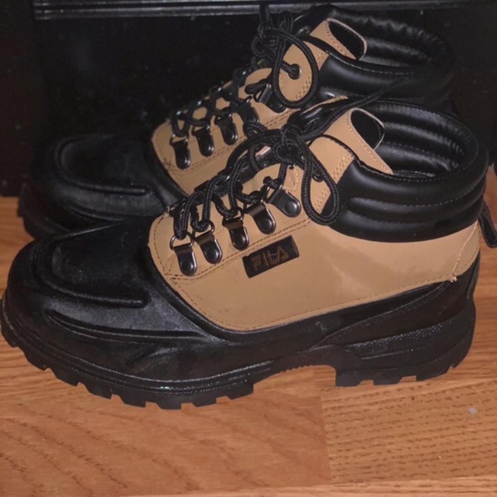 Men’s 7.5 Fila boots